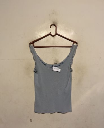 Blaues Tanktop mit "NT-67409" Etikett