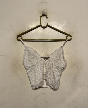 Weißes Spitzen-Cami mit Perlenknöpfen