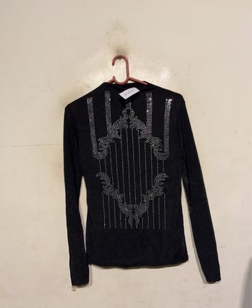 Schwarzes Longsleeve-Oberteil mit Stehkragen und Strassverzierung