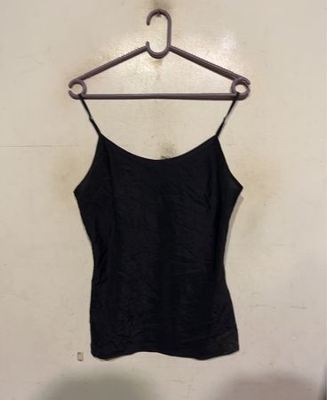 Schwarzes Top mit Etikett NT-67622
