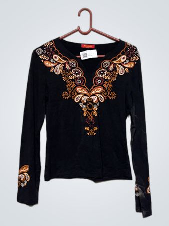 Fantasy Black Long Sleeve Top mit besticktem Ausschnitt