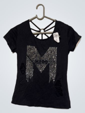 Schwarzes T-Shirt mit M Design