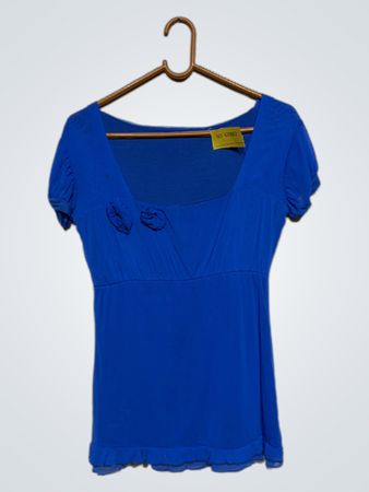 Blaues T-Shirt mit Rüschensaum