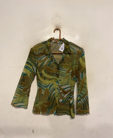 Durchsichtige Bluse mit Knopfleiste und Floralprint