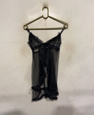 Schwarzes, durchsichtiges Babydoll mit Rüschen