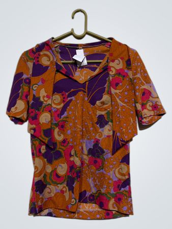 Bluse mit orangefarbenem und lila floralem Druck