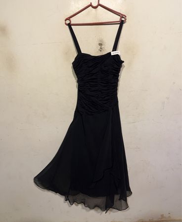 Sangria Woman Schwarzes Rüschentop Kleid