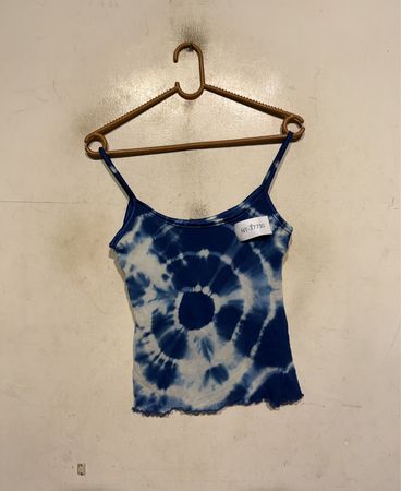 Blaue und weiße Batik-Cami mit dem Etikett NT-37730