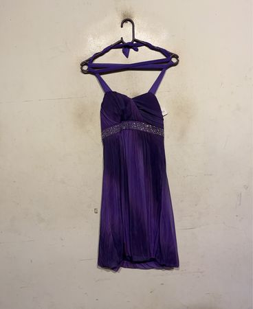 Trixxi Clothing Company Lila Neckholderkleid mit Strassgürtel