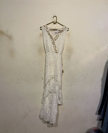 Weißes Spitzenkleid mit goldenen Verzierungen