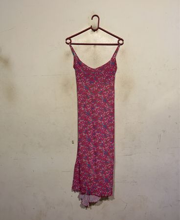 Rosafarbenes Blumen-Slipkleid