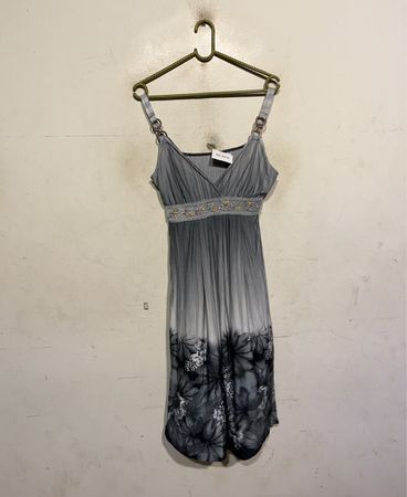 Graues Ombre-Blumenkleid mit verziertem Taillenbund