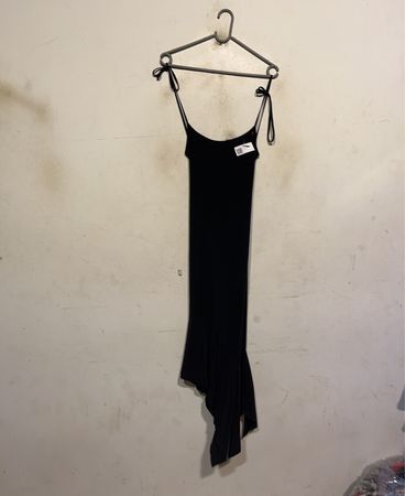 Schwarzes Spaghetti-Trägerkleid mit ND-8670-Etikett