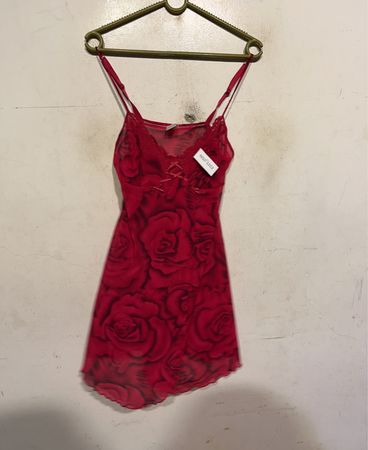 Rotes Rosenmuster Slip-Kleid