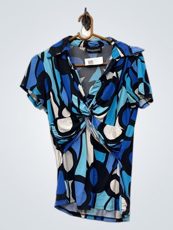 Frank Lyman Design Blau und Schwarz Abstrakter Druck Verdrehter Hals Oberteil