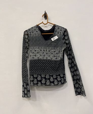 Langärmliges Oberteil in Schwarz und Weiß mit Druck
