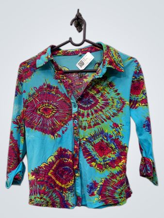 Blaues Batik-Hemd mit Knöpfen
