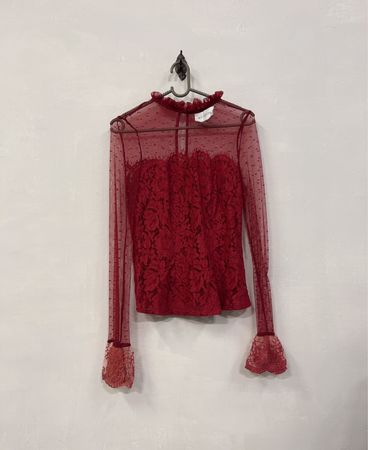 Rotes Spitzen-Mock-Neck-Top