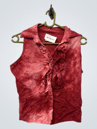 Rote ärmellose Bluse mit Rüschen und Perforationen