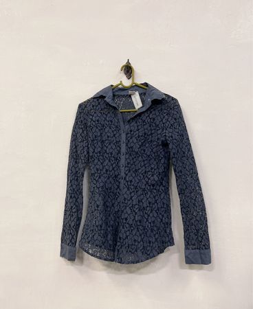 Camaieu Damen Bluse mit blauen Spitzenkragen und Knopfverschluss