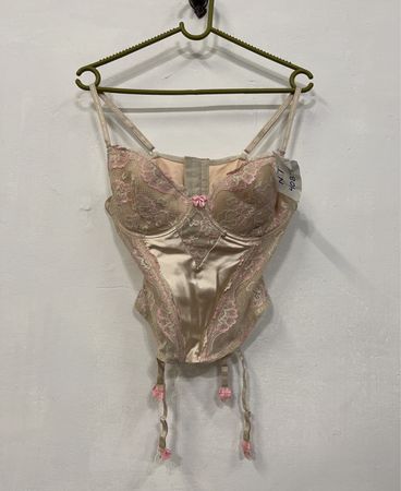 Beige und pinke Spitzen-Corsage mit Strapsen