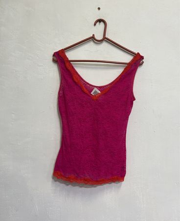 Rosa Spitzen-Tanktop mit orangefarbenem Saum