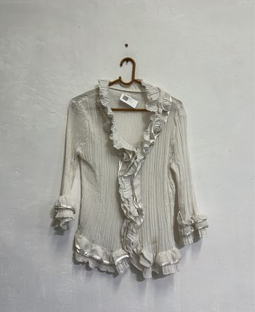 Weiße Rüschenshirt