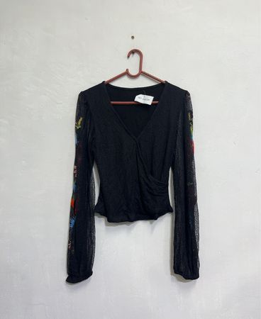 Schwarzes Longsleeve-Wickeltop mit floraler Stickerei