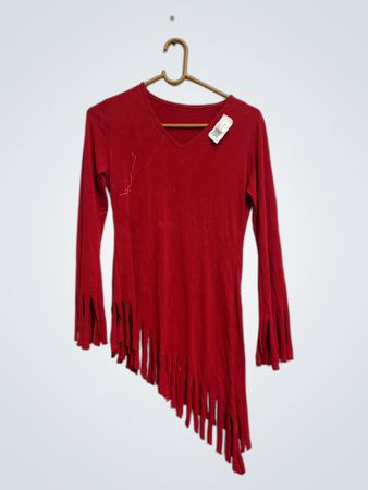 Rotes Langarmoberteil mit Fransendetails