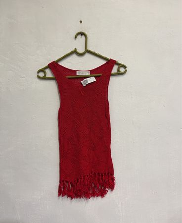 Rotes gestricktes Tanktop mit Fransen