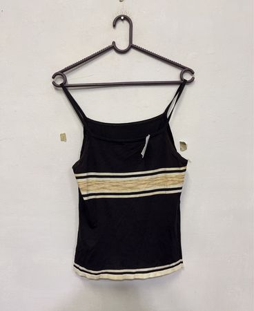 Schwarzes Tanktop mit horizontalen Streifen