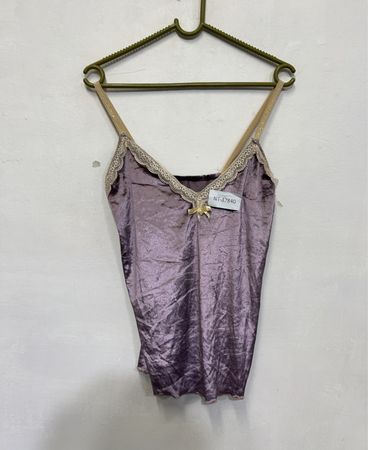 Lila Cami mit Spitzenbesatz und Schleife