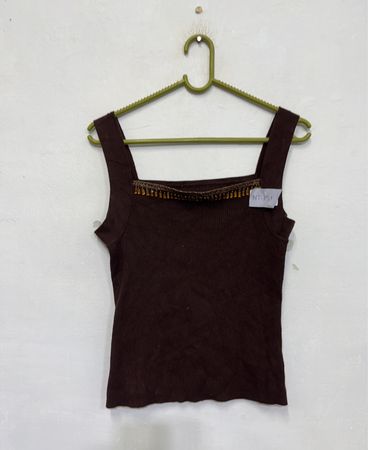 Braunes geripptes Tanktop mit quadratischem Ausschnitt und Perlenverzierung