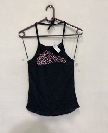 Schwarzes Haltertop mit pinken und weißen Pailletten