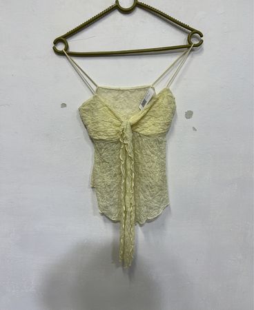 Gelbes Spitzen-Knoten-Front-Top