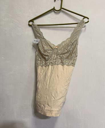 Beige Tanktop mit Spitzenüberzug