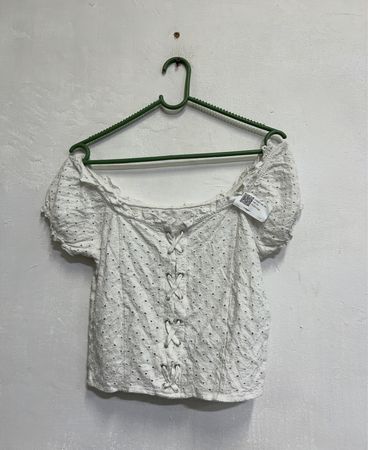 Weißes Ösen-Lace-Up-Off-the-Shoulder-Top