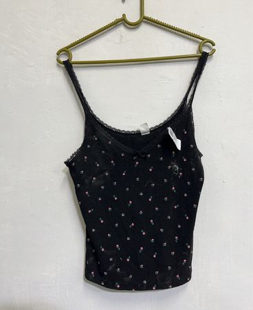 Schwarzes Blumen-Top mit Spitzenbesatz