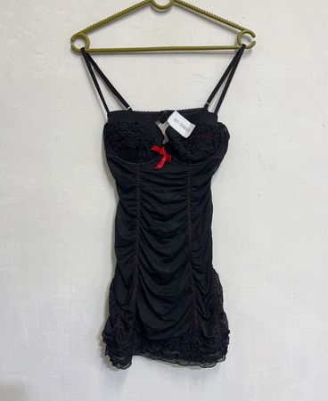 Schwarzes gerafftes Slipkleid mit rotem Besatz