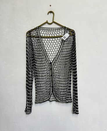 Schwarze und weiße transparente Strickjacke mit perlenbesetzten Details