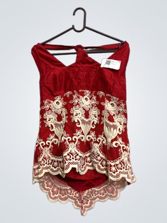 Rotes Trägershirt mit weißer Spitzenborte