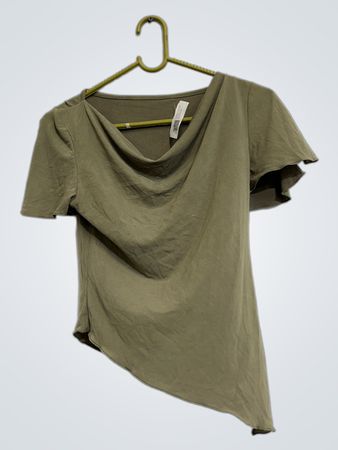 Grünes asymmetrisches T-Shirt