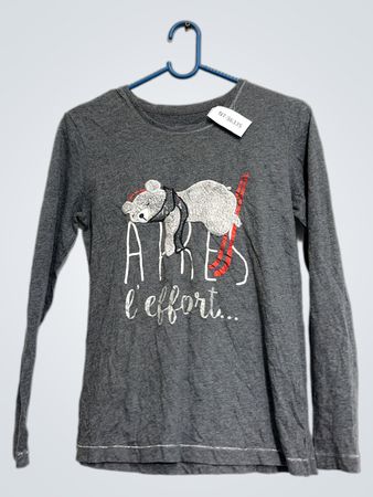 Grau langärmliges T-Shirt mit "APRES l'effort..." Grafik und einer schlafenden Maus Applikation