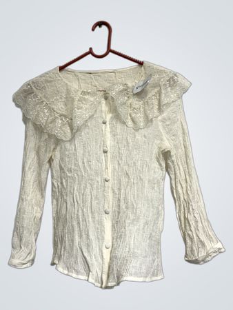 Bluse mit weißem Spitzenkragen