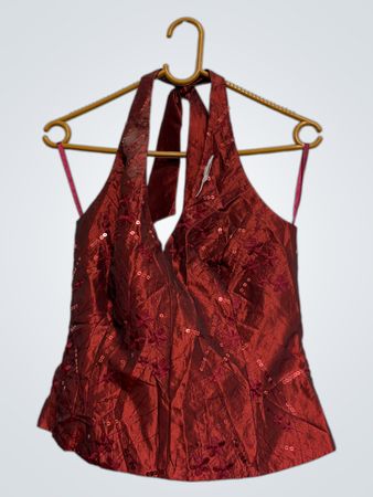 Rotes Trägershirt mit Pailletten und Blumenstickerei