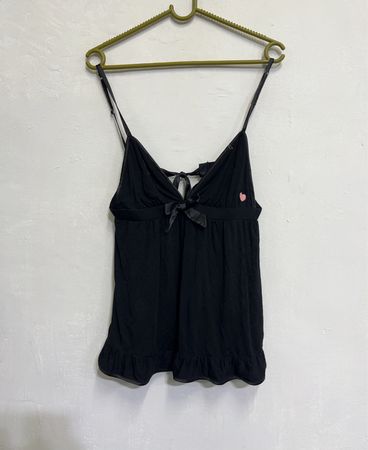 Schwarzes Camisole mit Rüschensaum und Schleifendetail