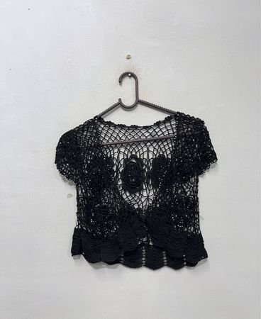 Schwarzer gehäkelter Bolero mit floralen Details