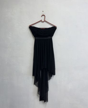 Schwarzes trägerloses High-Low-Kleid