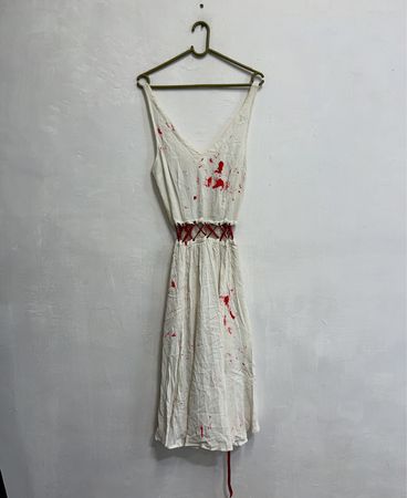 Weisses Kleid mit roten Spritzern und Schnürdetail