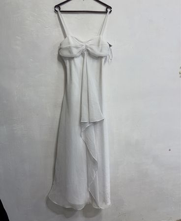 Weißes Kleid mit gerafftem Oberteil